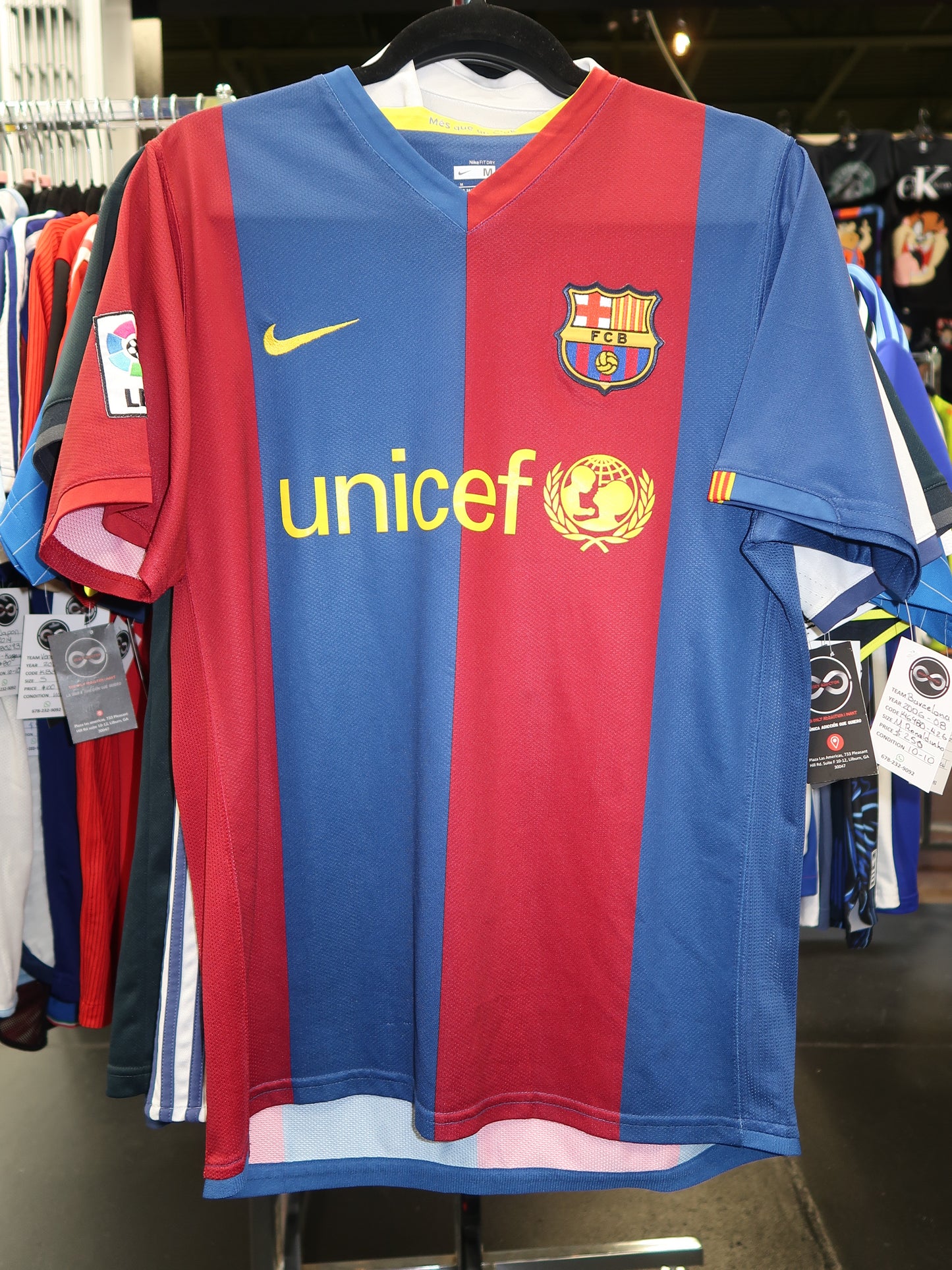2006-08 Barcelona Ronaldinho 10 Home Jersey front detail