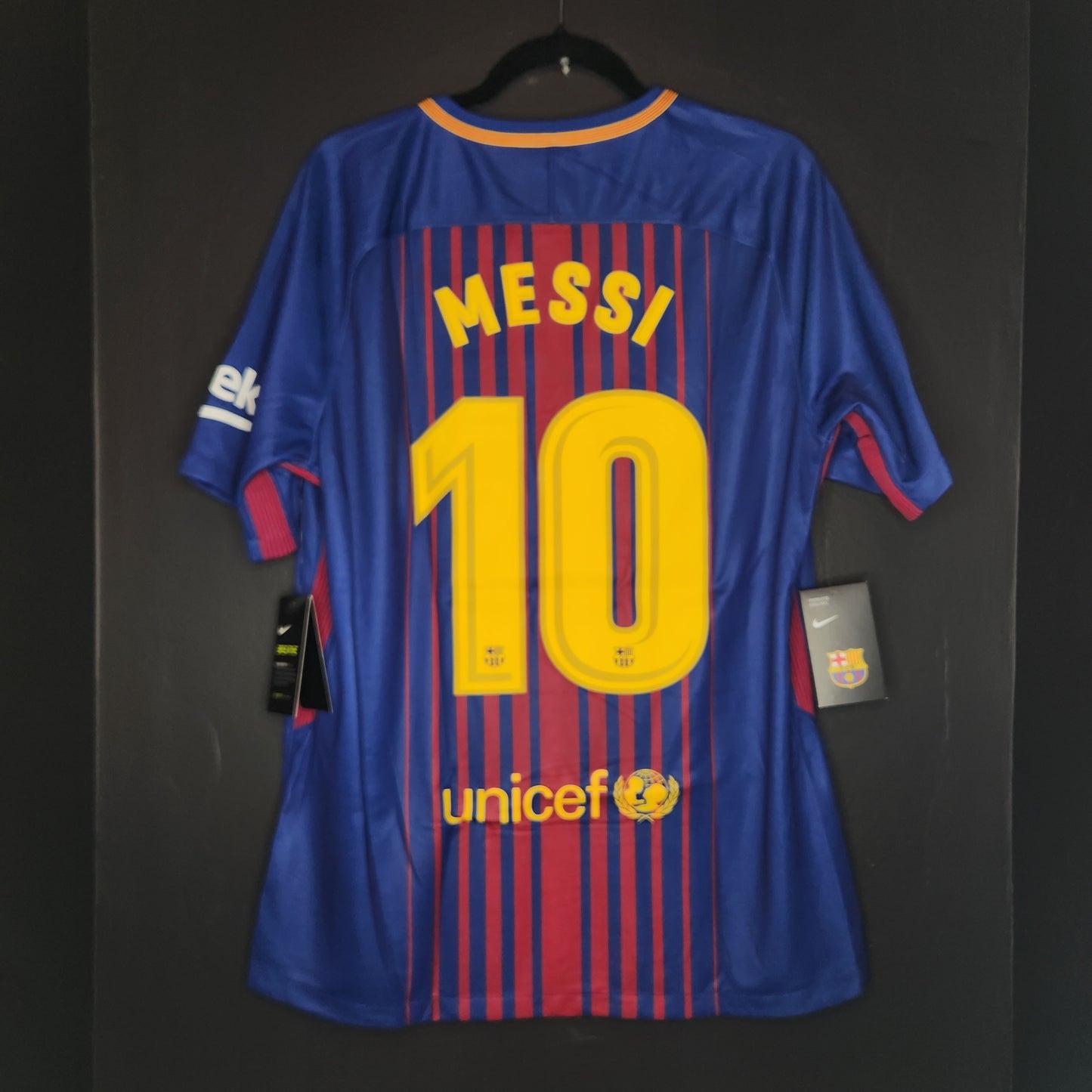 2017-18 FC Barcelona Lionel Messi 10 Home Jersey / Large / New