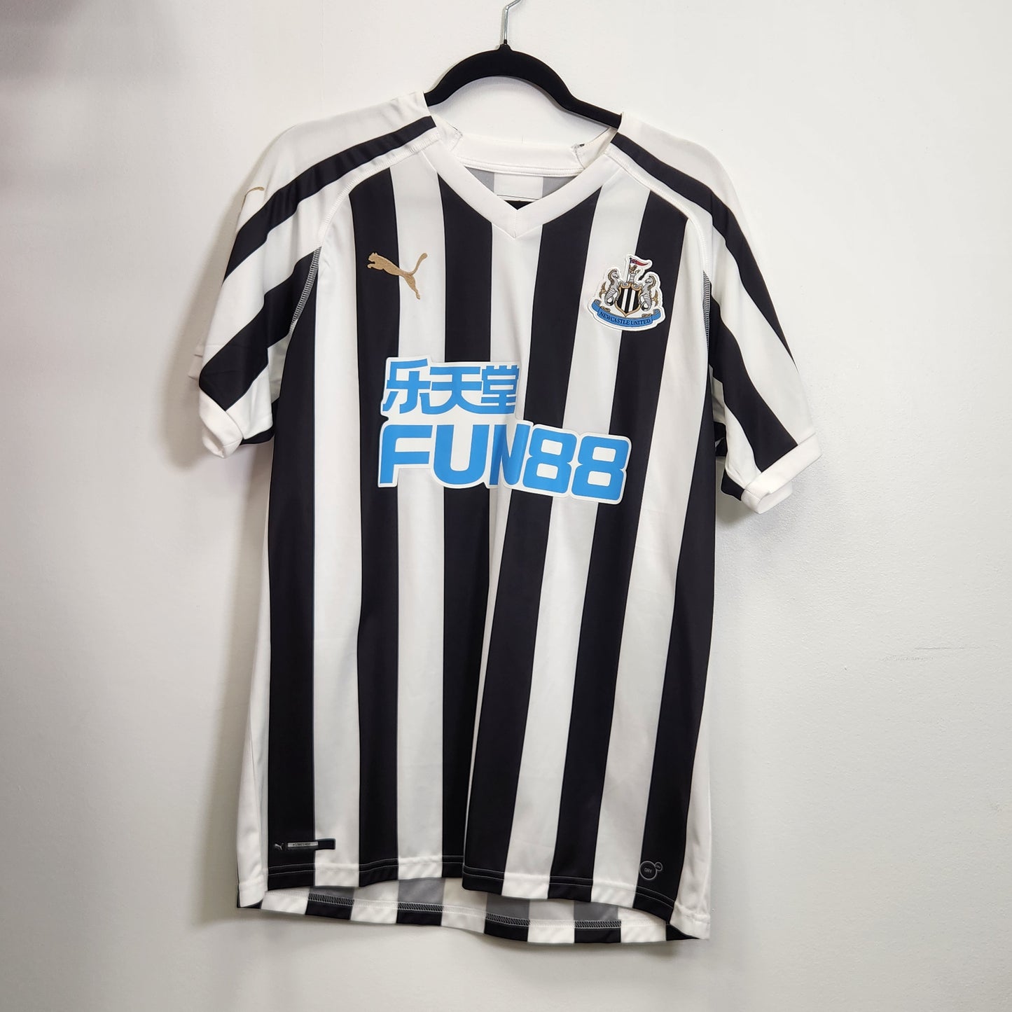 2018-19 NewCastle United Home Jersey / Large / New