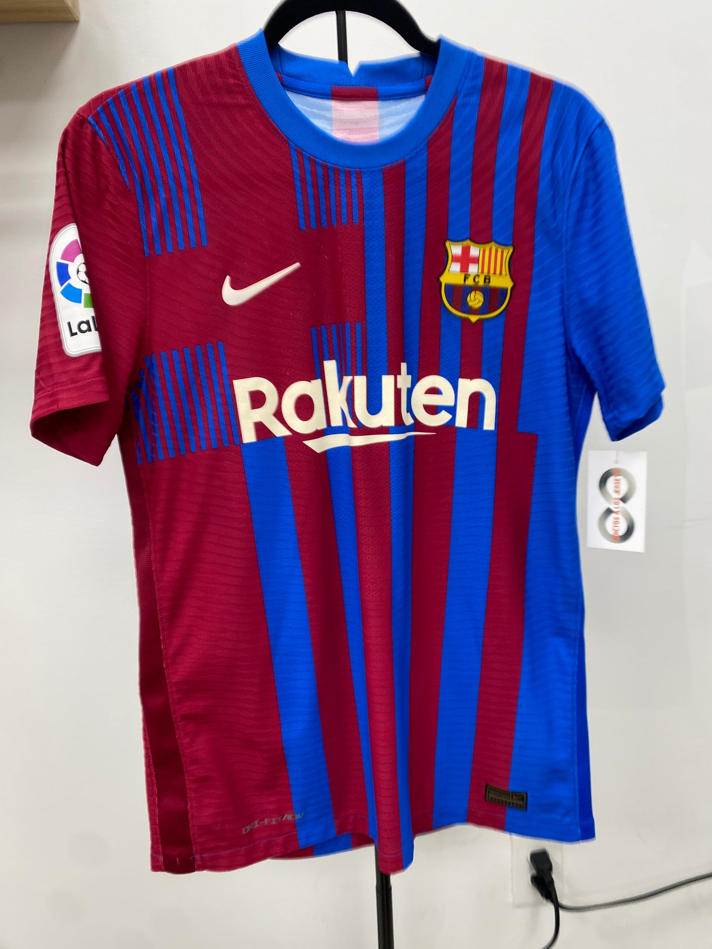 2021-22 FC Barcelona 9 Memphis Home Jersey / Medium / New