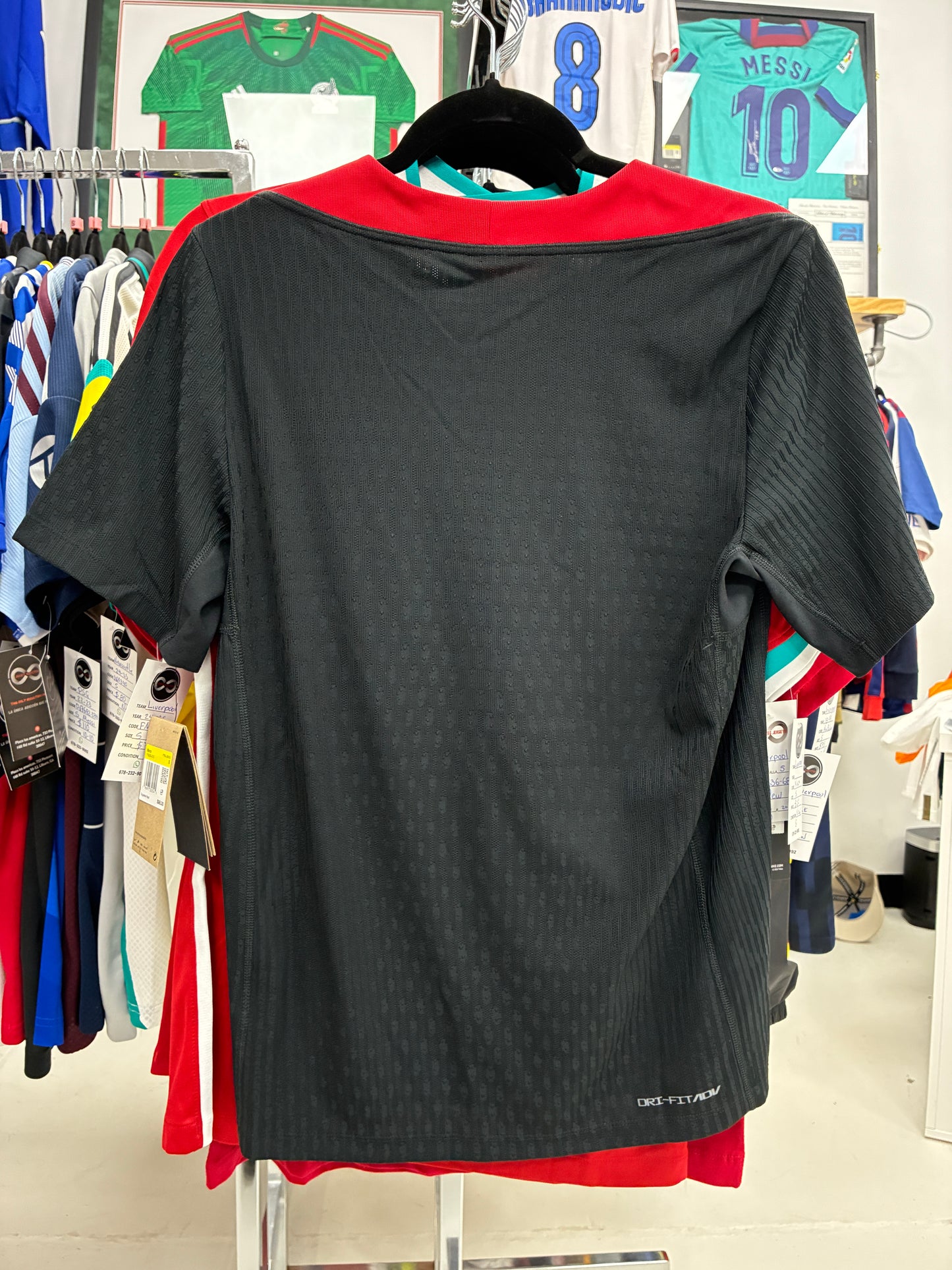 2024-25 Liverpool FC Training Jersey / Small / 10-10 New