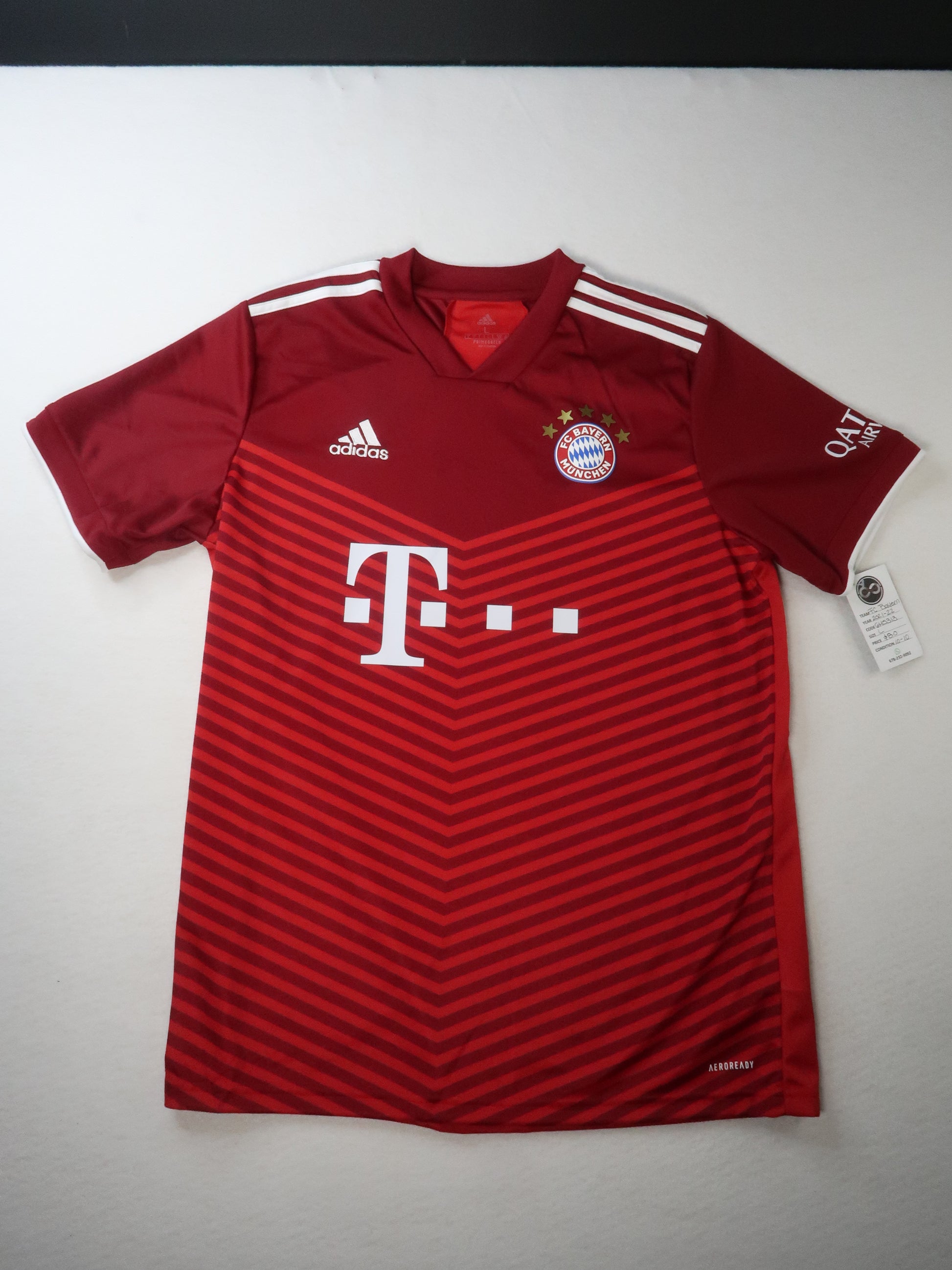 2021-22 Bayern München home jersey front, red chevron design with Qatar Airways sponsor