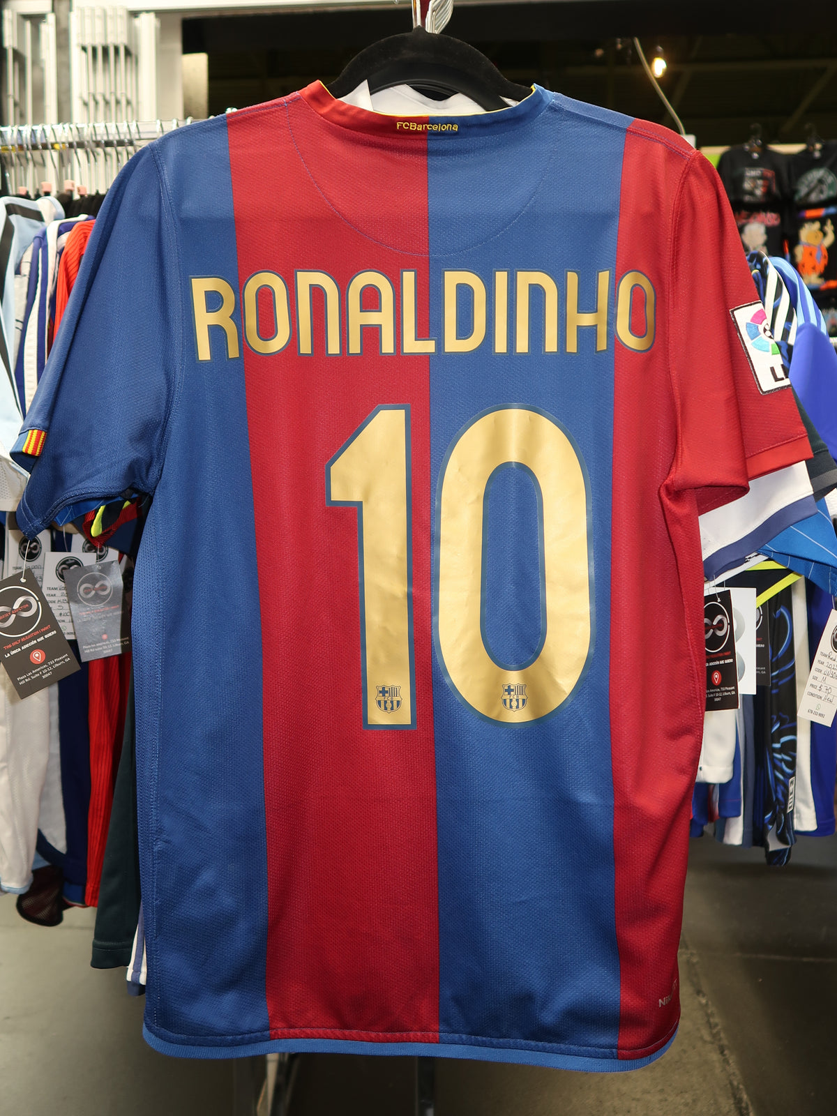 2006-08 Barcelona Ronaldinho 10 Home Jersey back